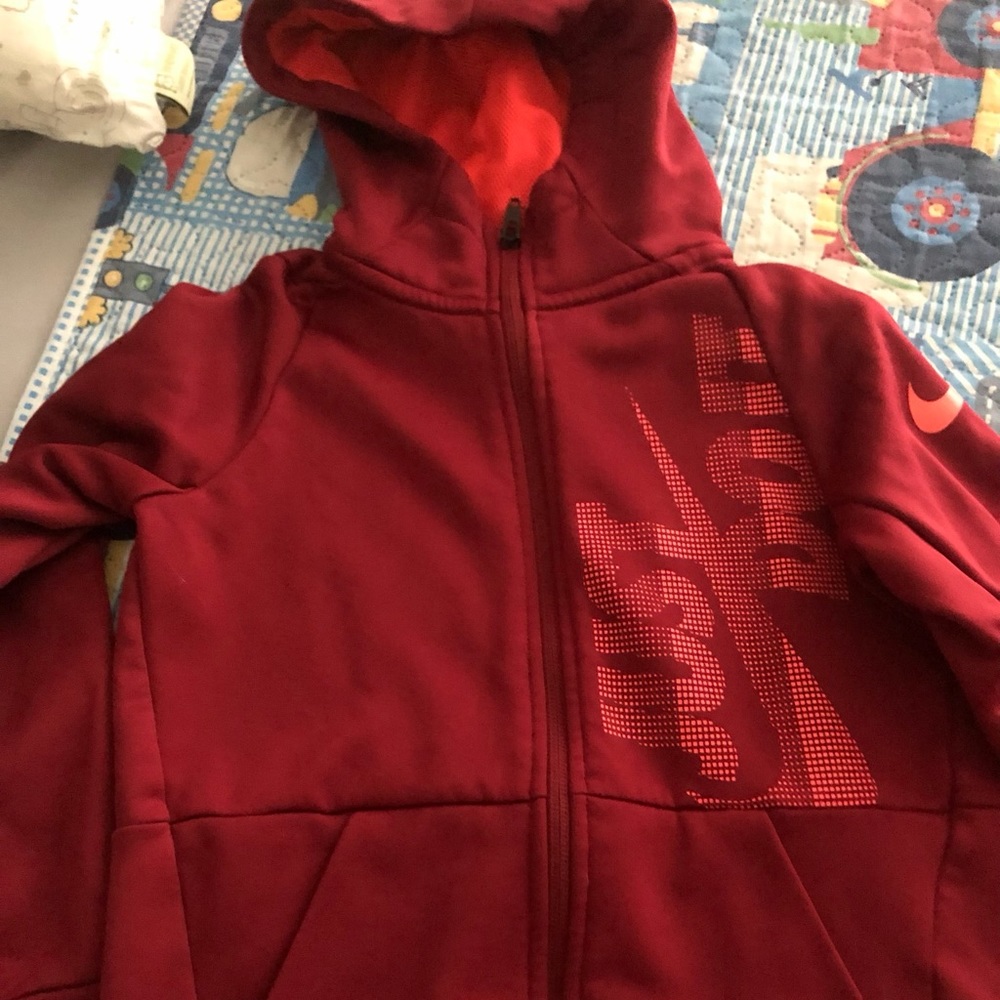 Boys Nike Dri-Fit maroon zip up hoodie size 6. Excellent condition.
